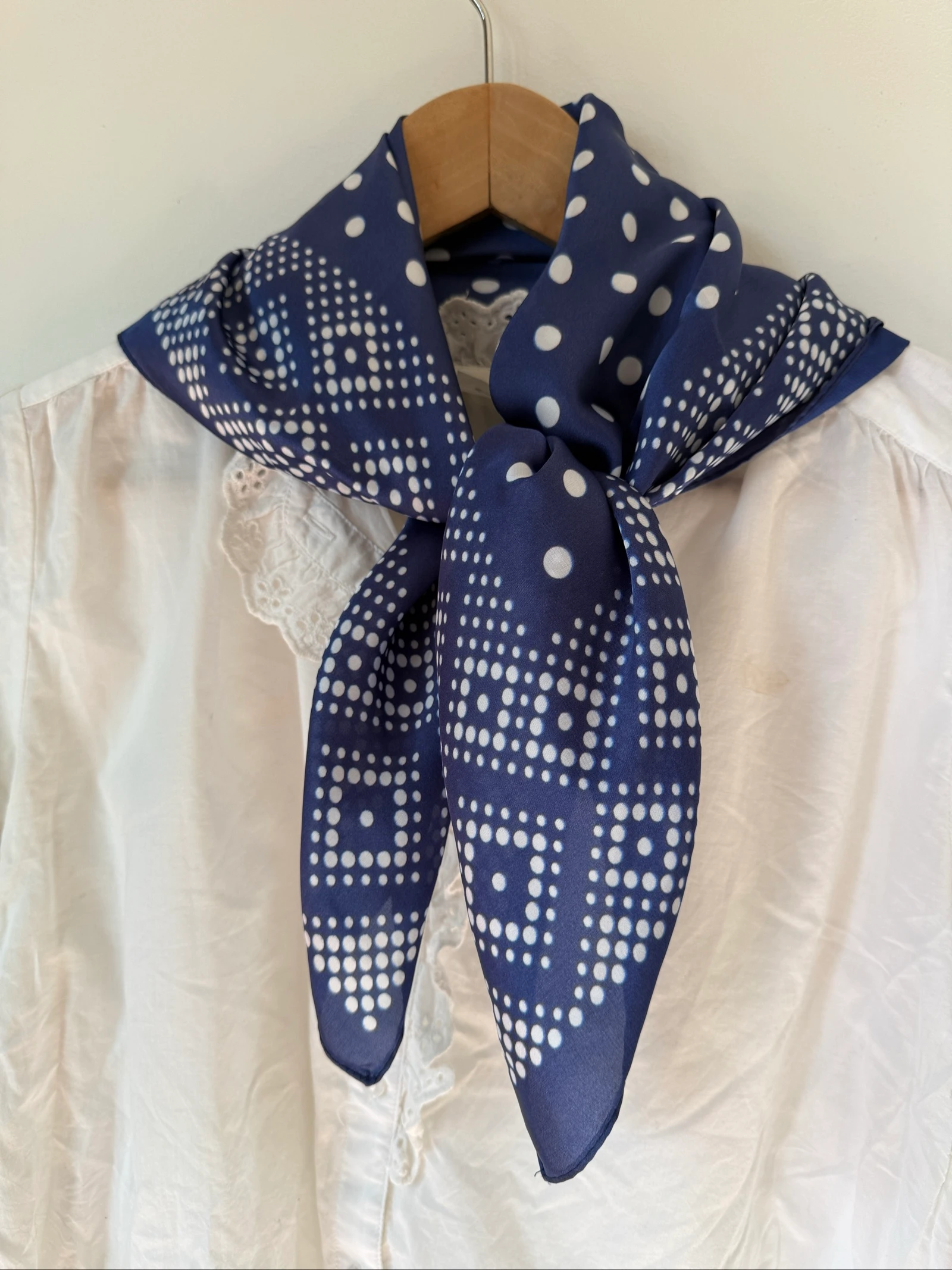 Foulard à pois intemporel élégant bleu roi